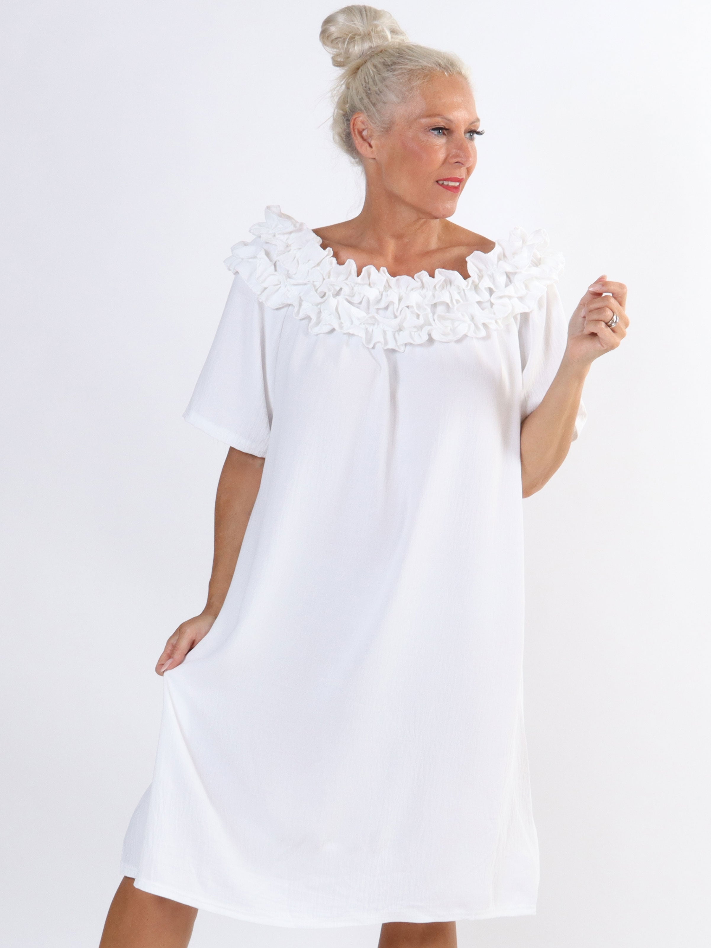 Chili Sleeveless Dress - Plus size kjole med flæser i udskæringen